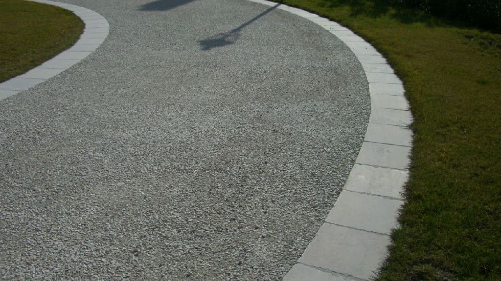 Progettare giardini e terrazze: le pavimentazioni in calcestruzzo ... Pavimenti per esterni carrabili in cemento
