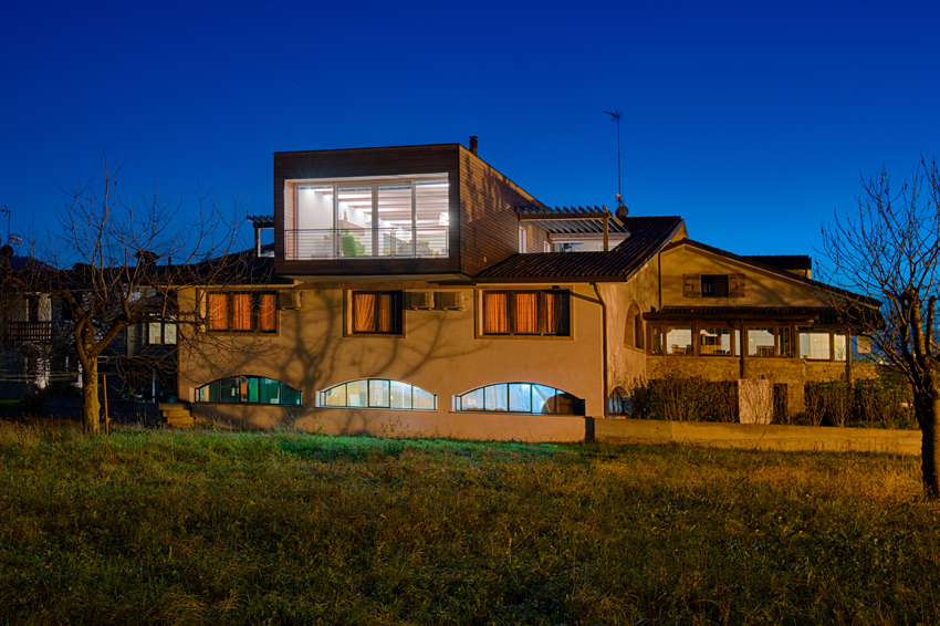 Ampliamenti edilizi: una casa in legno sulla terrazza dell'hotel ... Tasca A terrazza creativo