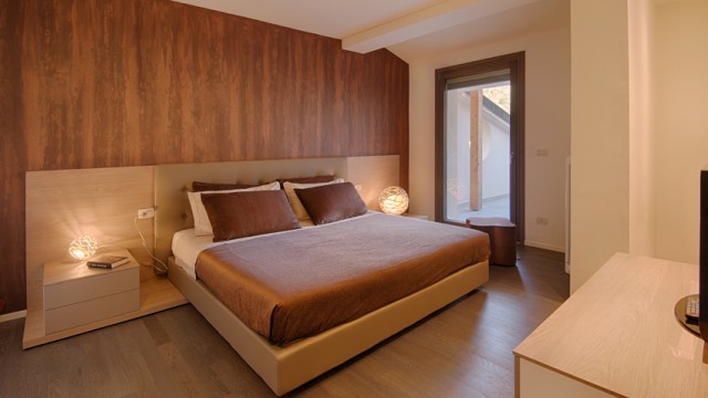 Ampliamenti edilizi: una casa in legno sulla terrazza dell'hotel ... Tasca A terrazza creativo