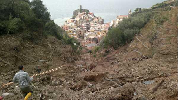Frana a Vernazza – Cinque Terre (http://www.informazionesostenibile.info/tag/dissesto-idrogeologico/).