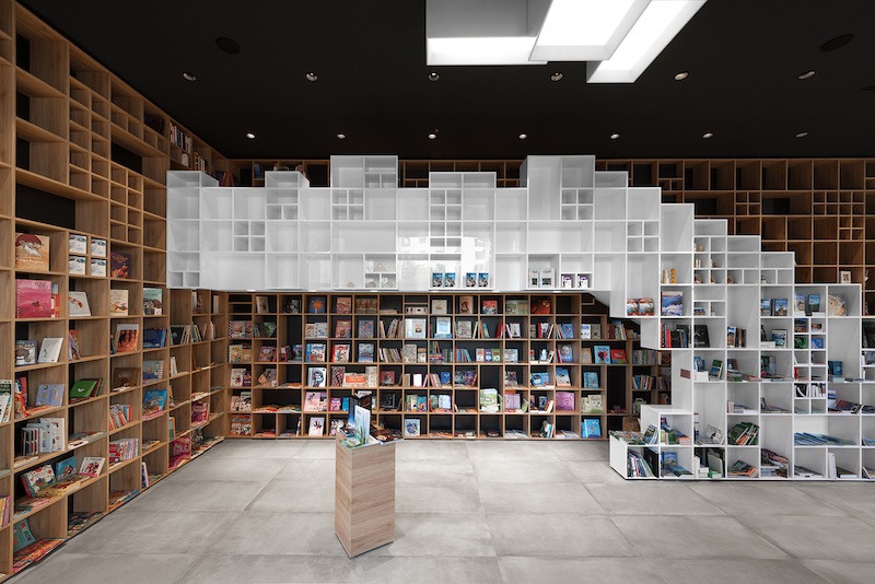 Gli scaffali in legno sono l’elemento centrale del Book Center di Trieste, foto Ziga Lovsin