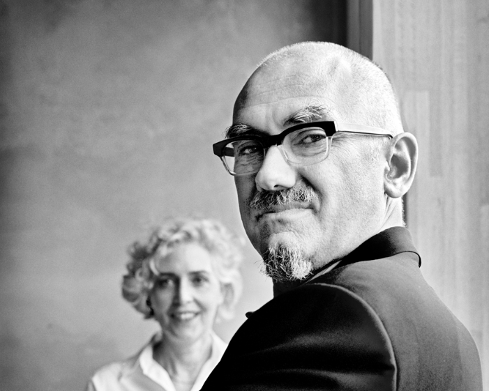 Un ritratto di Peter Wilson con, sullo sfondo, Julia Bolles (foto: Thomas Rabsch)