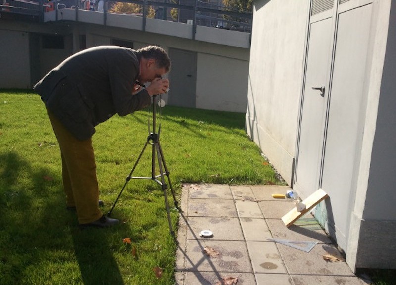 Fotografia dell’oggetto da valutare (in questo caso, un piano contenente la sfera riflettente a simulare il posizionamento sopra un pannello solare inclinato)