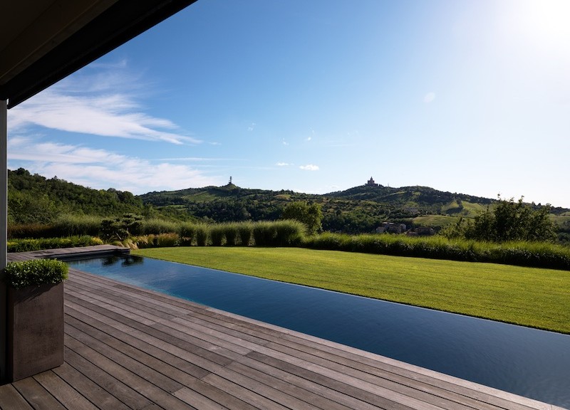 Piscina a sfioro con rivestimento in PVC nero, Bologna, progetto Marsiglilab (Foto Daniele Domenicali)