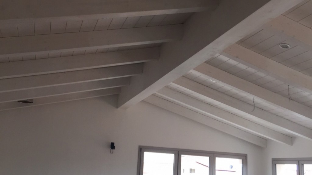 Una nuova mansarda con tetto in legno per una casa in sardegna ... Tetto in legno lamellare bianco