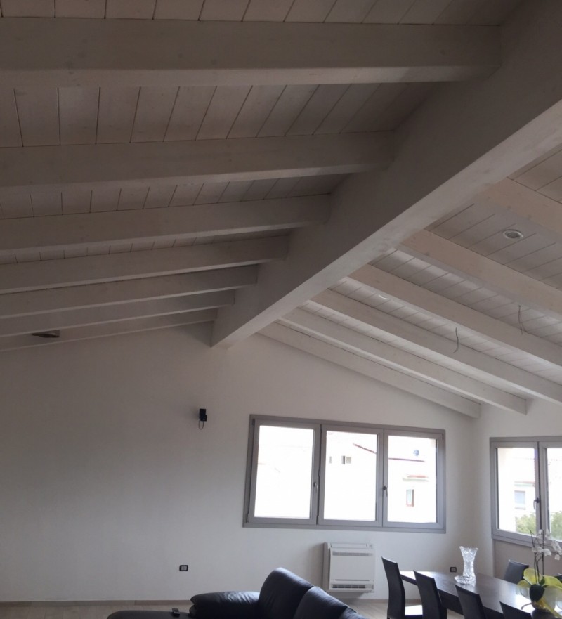 Una nuova mansarda con tetto in legno per una casa in sardegna ... Case con tetto in legno