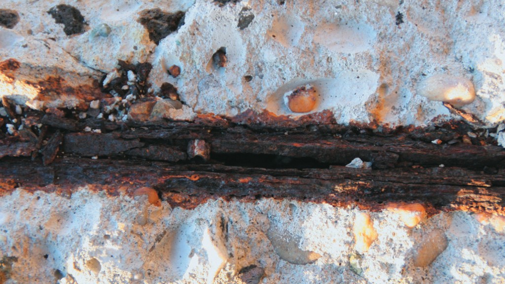 Dettaglio del degrado di un parapetto in calcestruzzo di cemento armato (Foto E. Bellucci)