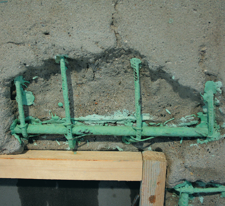 Ferri d’armatura in struttura di calcestruzzo armato trattati con vernice passivante (Foto Kerakoll)