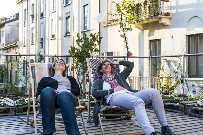 Le architette Inge De Boer e Denise Houx nell'orto cinetico realizzato da Piuarch a Milano in occasione del Salone del Mobile 2016 (foto: Zeropxl)