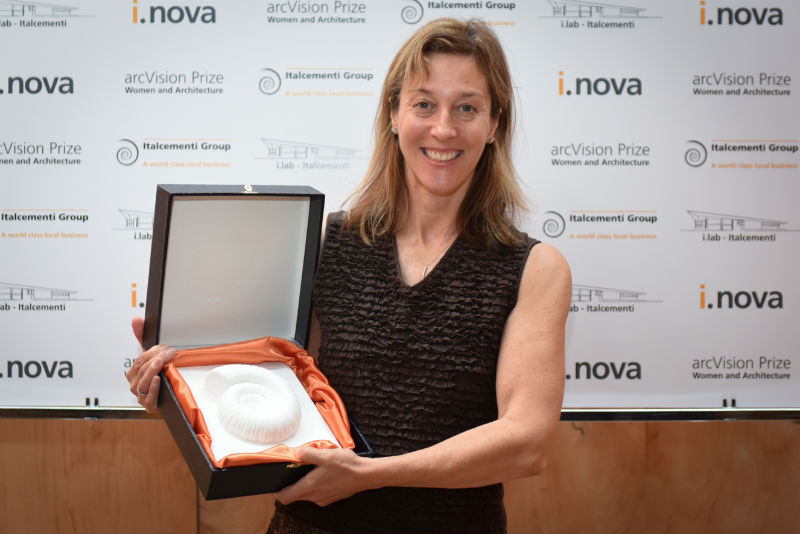 Jennifer Siegal ritira l'ArcVision Prize 2016 alla Triennale di Milano