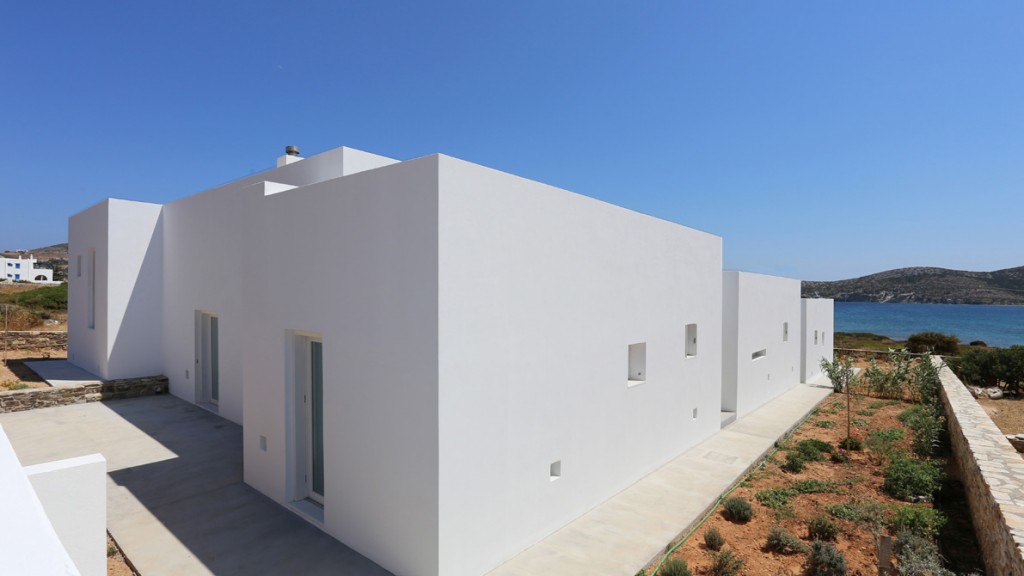 Vincitore categoria Residenziale 2016 Nome: Villa Privata in Antiparos Luogo: Antiparos (Grecia) Progettista: Peia Associati (info@peiaassociati.it) Piastrelle: Marazzi Group Motivazione: il progetto “Villa privata in Antiparos” dello Studio Peia Associati realizzato in Grecia è stato giudicato, all’unanimità, come il migliore intervento soprattutto in relazione alla lettura del contesto, che qui viene riletto correttamente sia dal punto di vista costruttivo sia per quanto riguarda le condizioni naturali (percorso del sole, orientamento dei venti e l’orizzonte del mare) attraverso un uso attento e definito del materiale ceramico di Marazzi, individuato per le sue capacità strutturali, come la resistenza al caldo e alla salsedine, capace di integrare armonicamente interni ed esterni.