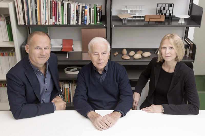 Carlo Bartoli con i figli Paolo e Anna, con i quali ha fondato e dirige lo studio Bartoli Design