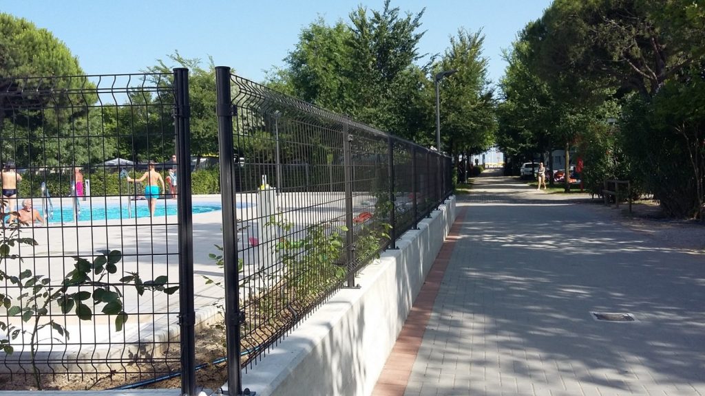 Betafence_Recinzioni_piscine_struttura turistica_Camping_San_Marco_Bekafor Classic