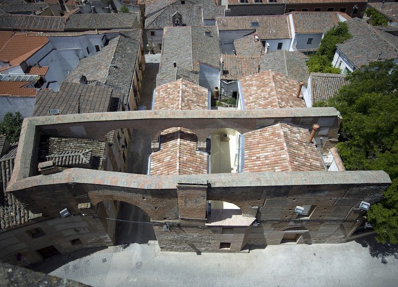 Un’antica cinta muraria sovrasta due abitazioni interamente ristrutturate © Luis Asin