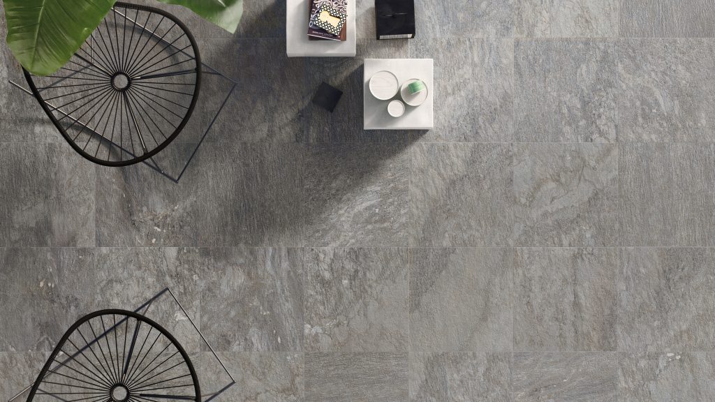 Nella foto, ambiente esterno realizzato con K2 Source di Ceramiche Keope, la nuova collezione di pavimenti in gres porcellanato con soli 20mm di spessore, formato cm 60x60RT color Grey e finitura Matt. Si tratta di una proposta unica e dagli intensi dettagli materici, resi possibili grazie al forte effetto di stonalizzazione, e in grado di soddisfare le diverse esigenze stilistiche e progettuali dell’ampia committenza