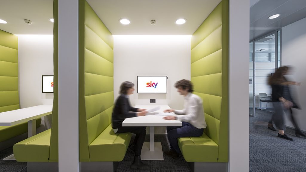 Gli interni del Building 3 di Sky Italia progettati da DEGW. credits: Dario Tettamanzi
