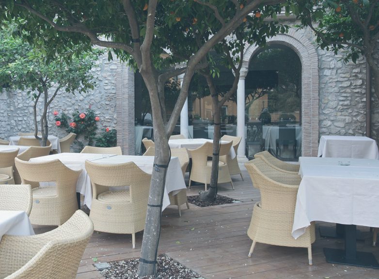 Spazio esterno del ristorante Vesta & Guascone a Tivoli, Costagroup s.r.l., 2005