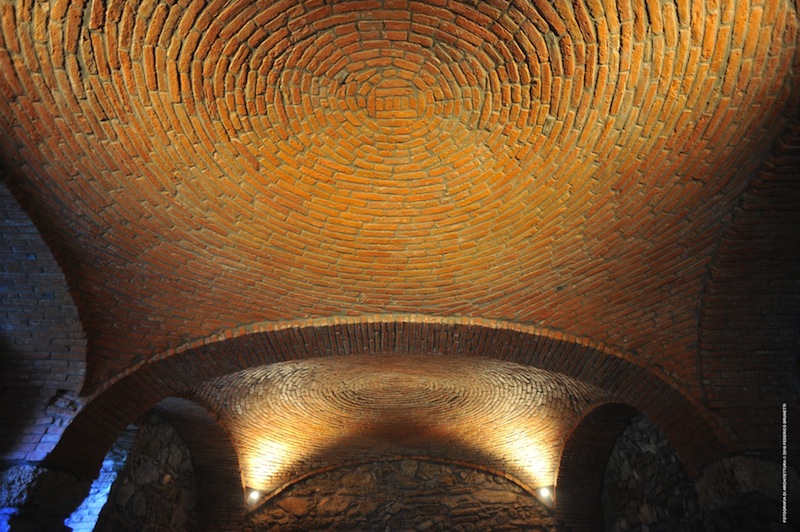 La volta Tholos della Taverna, al piano inferiore della cascina, come si presenta dopo il restauro