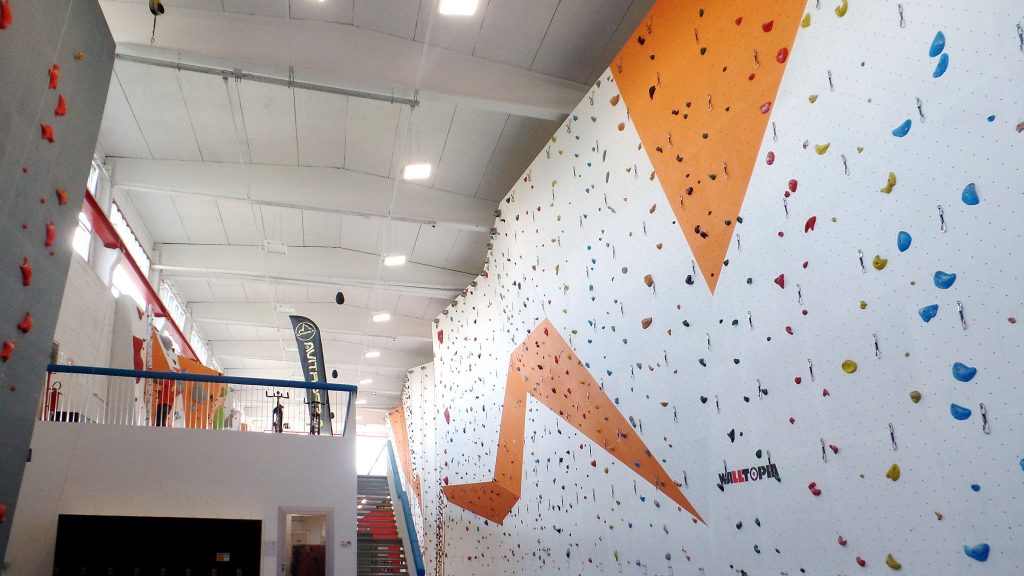 Isolamento termico e acustico in una palestra darrampicata indoor ... Isolare una parete interna
