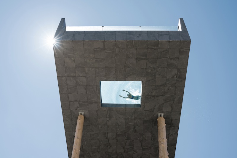 La particolarità della piscina è la piccola finestra trasparente sul fondo che regala agli ospiti la sensazione di galleggiare nel vuoto © Alex Filz © Alex Filz