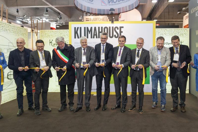 Taglio del nastro a Klimahouse 2017. Da sinistra Stefano Fattor - Presidente Agenzia CasaClima, Christian Tommasini - Vicepresidente della Giunta Provinciale, Renzo Caramaschi - Sindaco di Bolzano, Gian Luca Galletti - Ministro dell'Ambiente e della Tutela del Territorio e del Mare, Armin Hilpold – Presidente Fiera Bolzano SpA, Richard Theiner - Assessore allo Sviluppo del territorio all’Ambiente e all’Energia, Claudio Corrarati - Presidente CNA – Unione Provinciale degli Artigiani e delle Piccole Imprese, Gert Lanz - Presidente lvh.apa Confartigianato Imprese e Federico Testa - Presidente ENEA – Agenzia Nazionale per le nuove tecnologie, l’energia e lo sviluppo economico sostenibile. Foto: Marco Parisi
