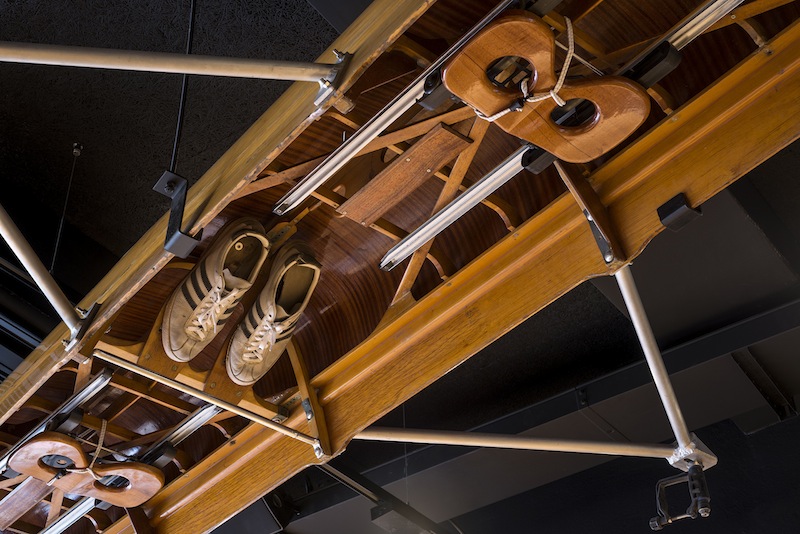 Vecchie canoe appese al soffitto sotto forma di installazione artistica richiamano la storia e l’identità del luogo © Dario Tettamanzi