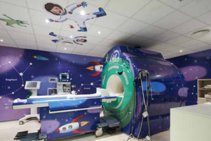 Una stanza del reparto di Diagnostic Imagin dell'Hospital Sant Joan de Deu, barcellona, Spagna. I giovani pazienti vivono un'esperienza da viaggio nello spazio con le macchine diagnostiche e gli spogliatoi decorati utilizzando le tecnologie di stampa HP Latex