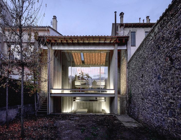 Il fronte verso il cortile privato, completamente vetrato, svela l’interno della casa nella sua concatenazione di spazi e percorsi liberi © Hisao Suzuki - courtesy of the Pritzker Architecture Prize
