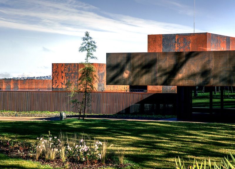 L’ingresso al museo, segnato da una tettoia a sbalzo, mostra la composizione geometrica e materica dell’edificio © Hisao Suzuki - courtesy of the Pritzker Architecture Prize