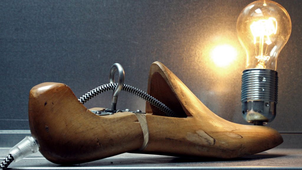 Una creazione Be_recycled, firmata da Lorenzo Bassotti. Una vecchia forma di scarpa di legno trasformata in lampada da tavolo