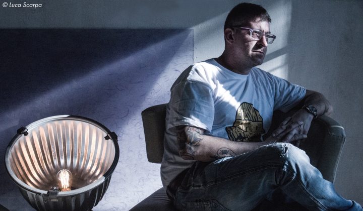 Lorenzo Bassotti accanto a una sua creazione