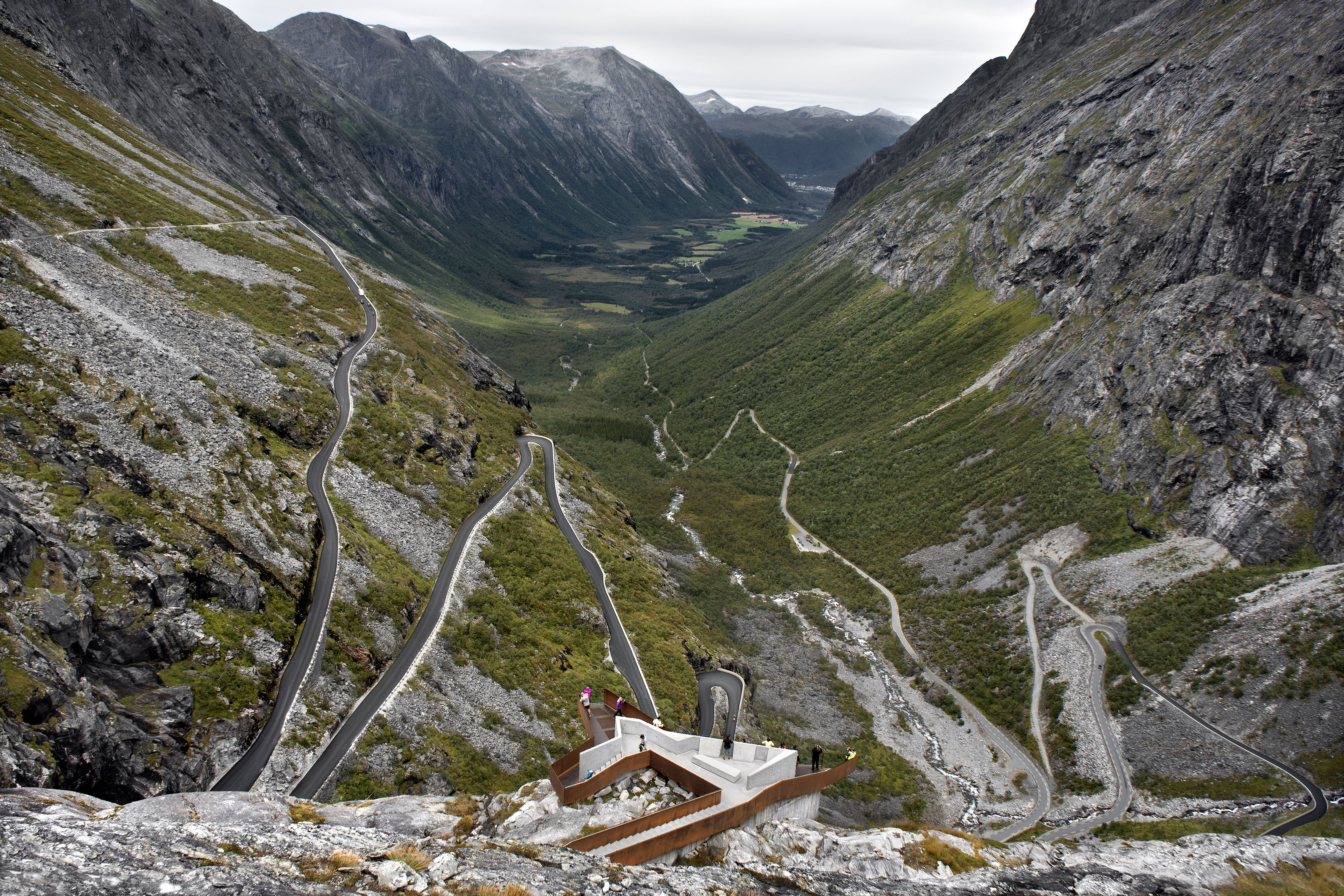 Il panorama della Trollstigen National Tourist Route tra le rocce e i fiordi norvegesi © Diephotodesigner.de