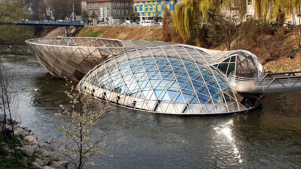 Murinsel o isola sulla Mura, in Slovenia, progettata da Vito Acconci in occasione di Graz Capitale della Cultura 2003 © Acconci Studio