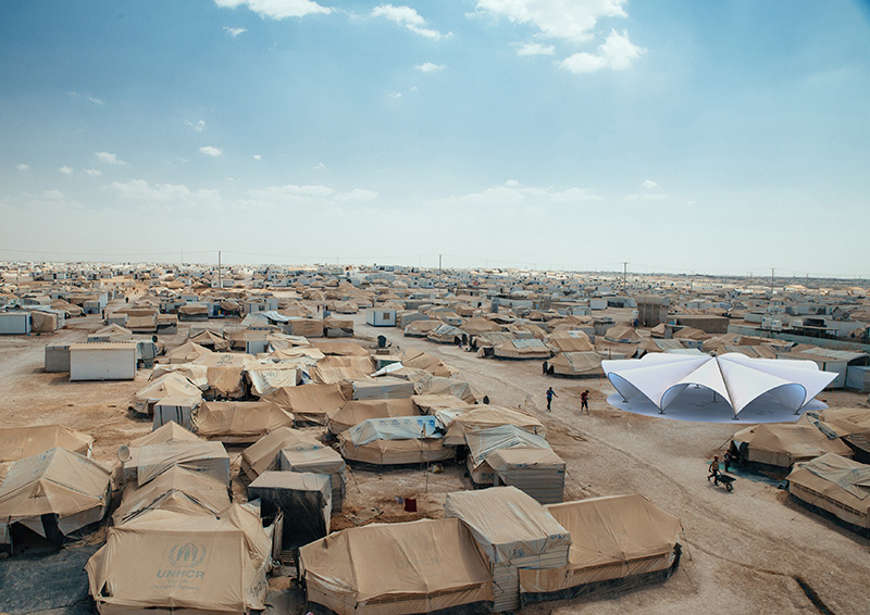 Bonaventura Visconti di Modrone e Leo Bettini Oberkalmsteiner, la "Maidan tent" nel campo profughi di Zaatari (Giordania), 2016. © Foto-inserimento di Simon Kirchner