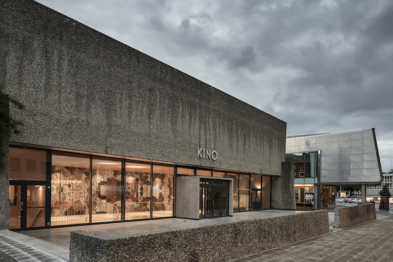 Il nuovo ingresso al cinema, con la superficie vetrata che lascia intravedere l’opera d’arte di Odd Tandberg sullo sfondo, rafforza la connessione tra la città e il foyer, l’arte e il cinema © Mark Syke