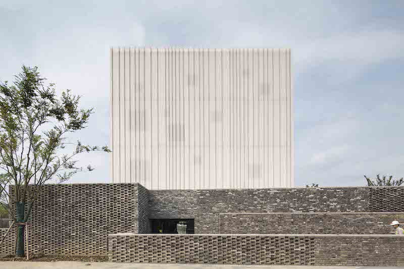 La cappella, con il suo rivestimento bianco traforato, si eleva verso il cielo e poggia su basamento in mattoni grigi © Pedro Pegenaute