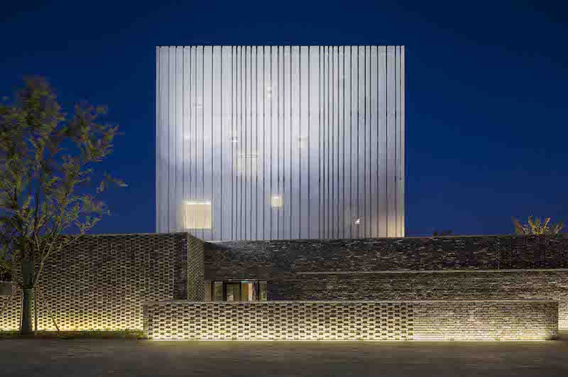 Durante la notte, la Suzhou Chapel emana un elegante bagliore che filtra dalle finestre attraverso il rivestimento metallico traforato © Pedro Pegenaute