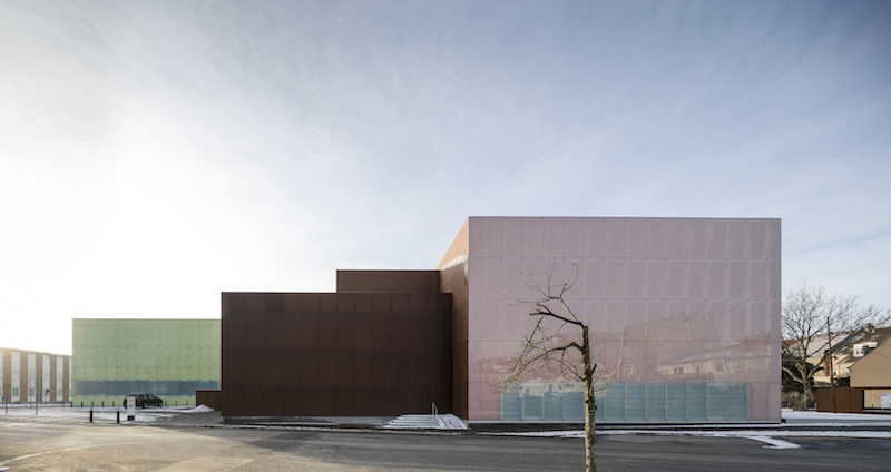 Il Vendsyssel Theatre appare come una composizione pura e geometrica di volumi cubici © Adam Mørk