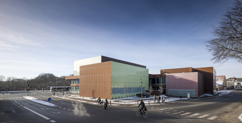 Il complesso teatrale progettato da SHL è un’architettura dinamica e materica che si fonde con il contesto della città di Hjørring, in Danimarca © Adam Mørk
