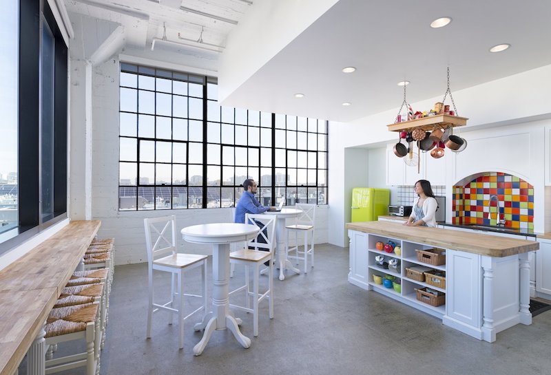 Airbnb San Francisco, ambiente per il break con una piccola cucina © Jasper Sanidad