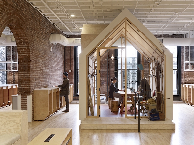 Airbnb Portland, archi in mattone, soffitti a vista e casette in legno © Jeremy Bittermann
