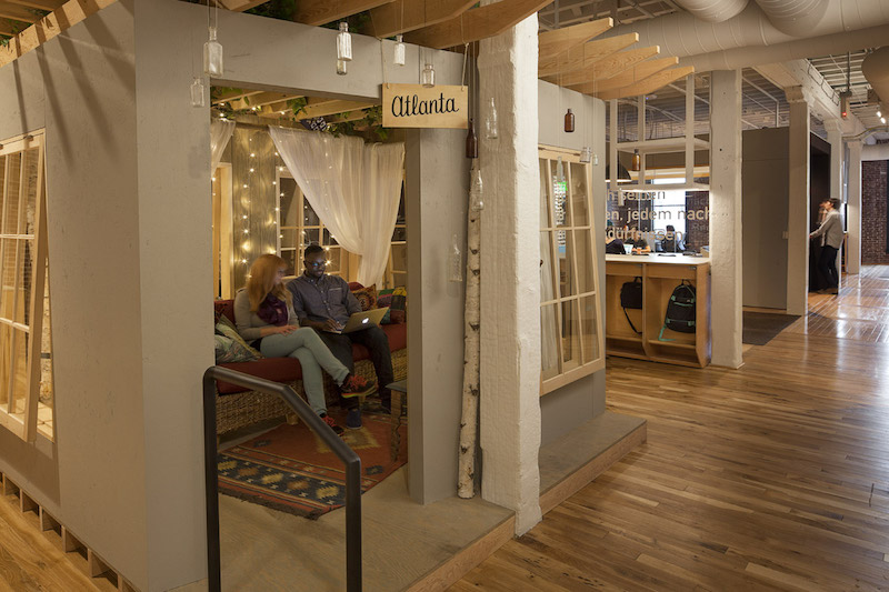 Airbnb Portland, le postazioni lavoro riproducono gli annunci © Jeremy Bittermann