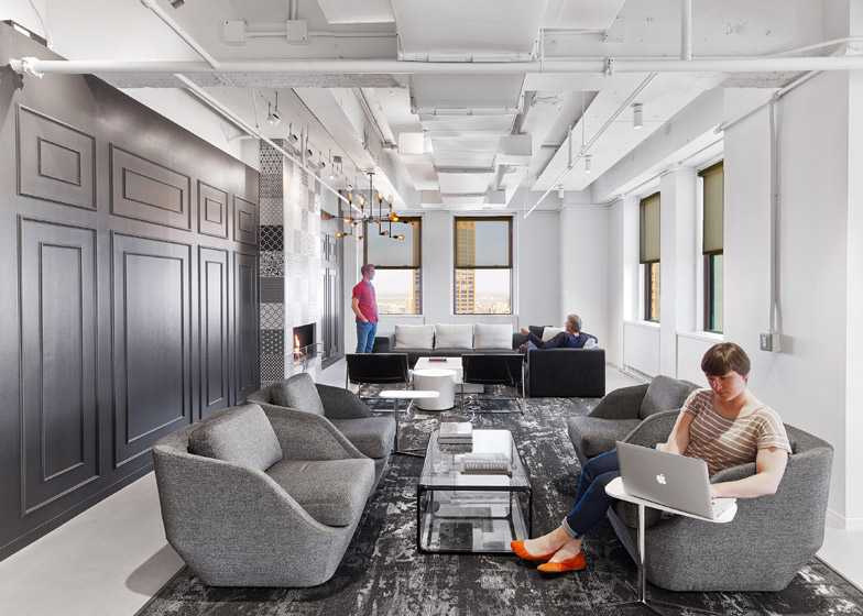 LinkedIn New York, salotti con finiture nere, grigie e bianche © Eric Laignel