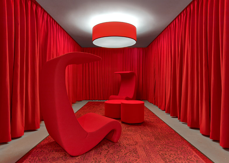 LinkedIn New York, il salotto rosso © Eric Laignel
