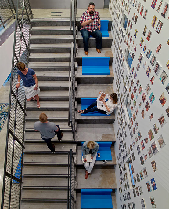 LinkedIn Chicago, postazioni lavoro lungo le scale