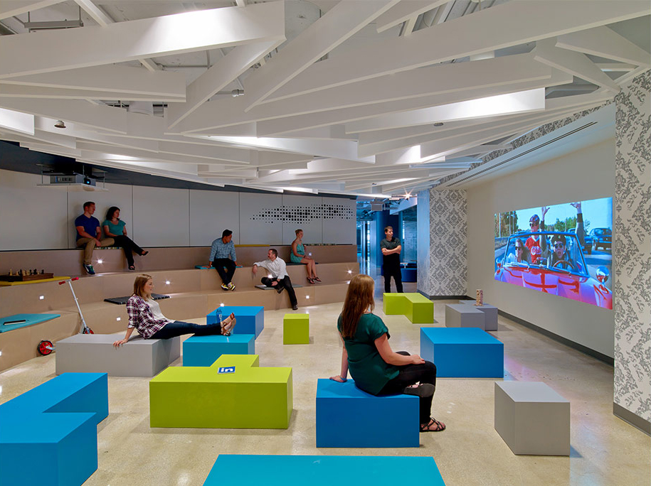 LinkedIn Chicago, la sala di proiezione con blocchi colorati