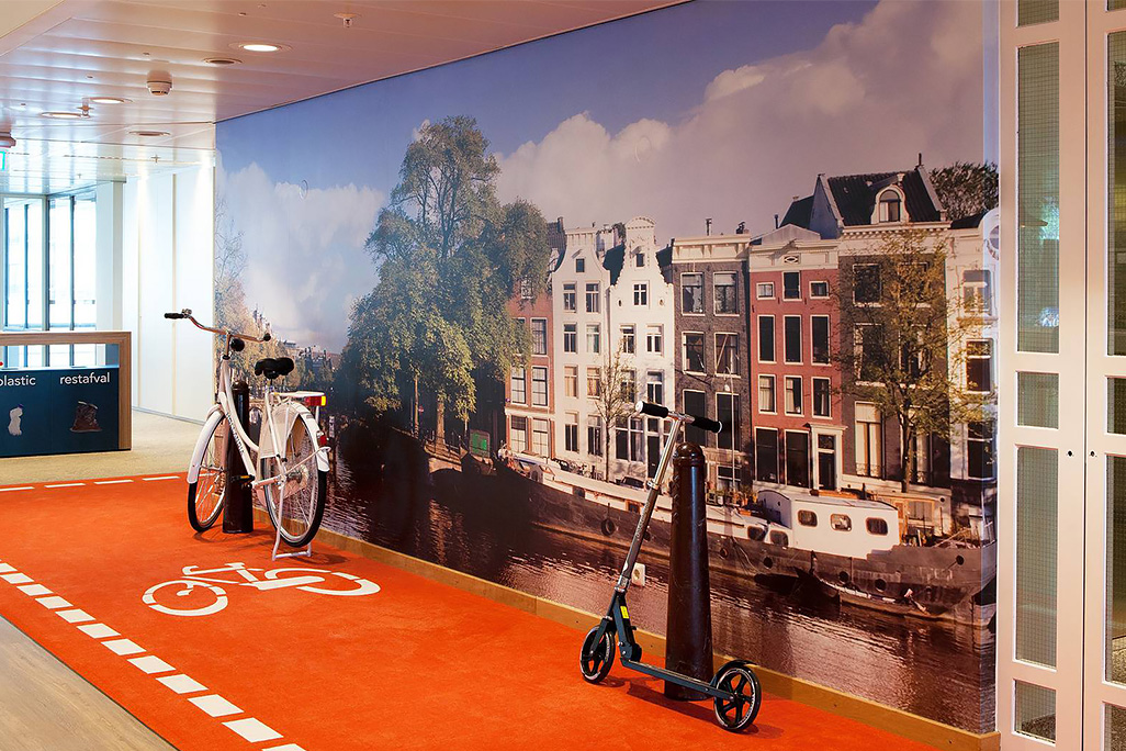LinkedIn Amsterdam, la pista ciclabile che riveste i corridoi © Lensvelt