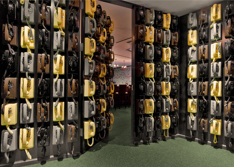 LinkedIn New York, la parete foderata di telefoni d’epoca © Eric Laignel