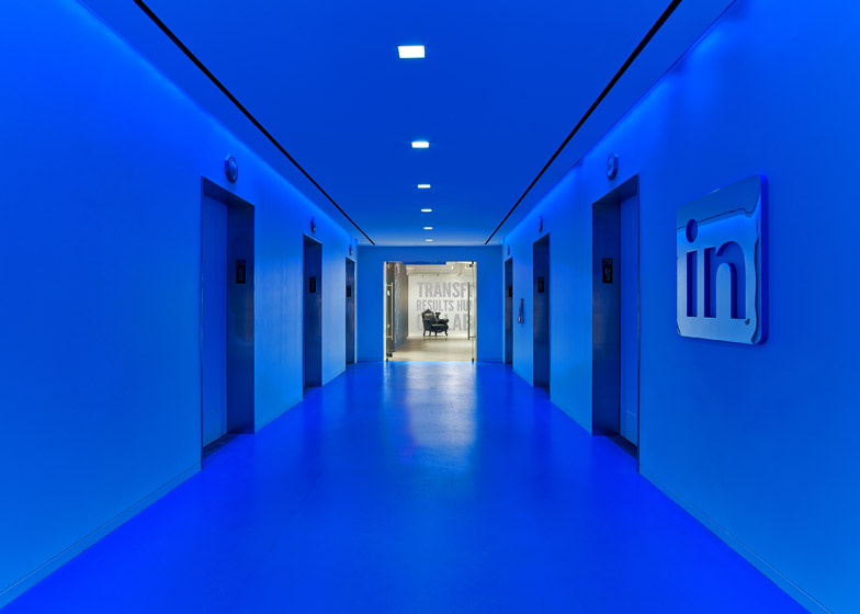 LinkedIn New York, la hall interamente bluette © Eric Laignel