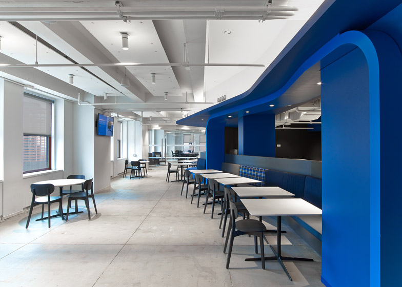 LinkedIn New York, la struttura a nastro bluette © Eric Laignel